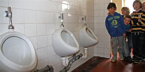 Somit ist dieses modell eine ideale anschaffung für langzeitcamper, die auf den komfort einer guten toilette nicht verzichten möchten. Verschmutzte Schulen in Berlin: Saubere Lösung gesucht ...