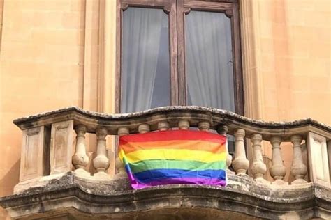 La commissione giustizia ha deciso che il disegno di legge già approvato a. Lecce, le Sentinelle in piazza contro il DDL Zan e il comune espone la bandiera arcobaleno - Gay.it