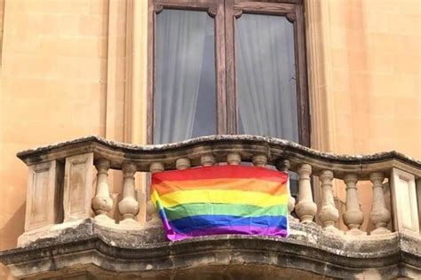 Che sia puro afflato ideologico e spirito oppressivo verso chi non condivide una determinata un capolavoro di oppressione e clientelismo, il ddl zan, insomma. Lecce, le Sentinelle in piazza contro il DDL Zan e il ...