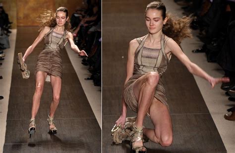Models fall on the runway - Photos - Models lose their balance on the ...