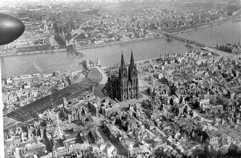 Der journalist hermann rheindorf behauptet unter berufung auf den luftkriegsexperten gebhard aders, daß die alliierten beim luftangriff auf köln am 2. Café Deutschland: "Granatsplitter". Karl Heinz Bohrers ...