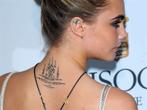 She has a wasp on the center finger of her left hand. In Cannes: Cara Delevingne zeigt ihr neues Tattoo ...