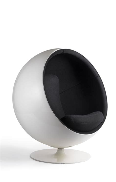 The shape of the chair provides a cosy and comfortable space, protecting you from outside noises and. Eero Aarnio le père de la Ball chair expose à Stockholm