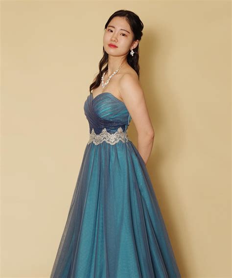 色白スレンダーちっぱい～整ったお顔に精子をたっぷり添えて～.街で美女を見つけると思わず 振り向いてしまいますよね？ 今日ご紹介する女の子は 思わず振り向いてしまう 長身、スレンダ. カッコいい雰囲気のポージングを加えて撮影を行ったブルーの ...