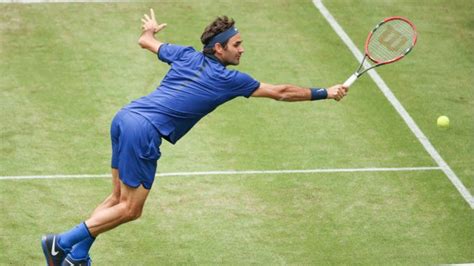 Great to see him back in form just in time for wimbledon. Federer avanza a las semifinales del torneo de Halle. | La ...