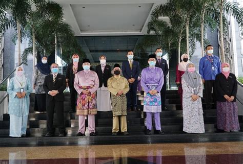 Perak menteri besar datuk seri dr zambry abd kadir (6th from left) and wife datin seri saripah zulkifli (7th from left) pose for a group photo with recipients ipoh: Saarani mula tugas sebagai Menteri Besar Perak | Astro Awani