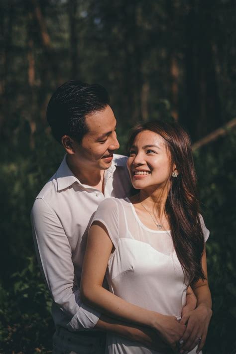 Tema casual cukup populer di kalangan calon pengantin karena cukup fleksibel dalam menentukan tempat dan baju saat foto prewedding. Foto Prewedding Baju Casual - Foto Prewedding Indoor ...