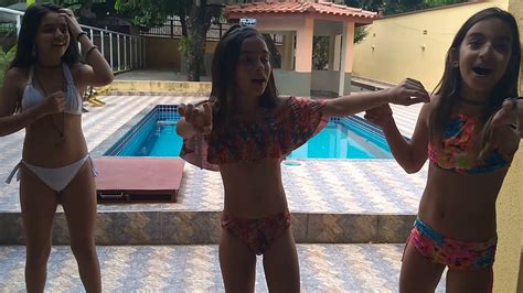 Enquanto as férias não acabam, as irmãs alice e malu convidam a coleguinha madu para um novo desafio da piscina. Desafio da piscina