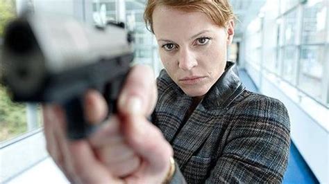 Olga lenski is being kidnapped by a young, violent woman in the new ′′ police call 110 the pictures of the ′′ monster mother ′′ case. Premiere für Olga Lenski - Polizeiruf 110 - ARD | Das Erste