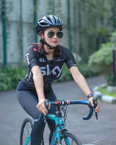 Pesona wika salim selalu membuat kaum pria terpana, belum lagi ia hobi olahraga boxing, bersepeda hingga naik motor gede. 10 Gaya Wika Salim Saat Gowes, Jadi Bikin Salah Fokus ...