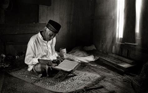 Iman kepada hari akhir adalah pengertian iman kepada hari kiamat yaitu percaya dan yakin bahwa seluruh alam semesta dan isinya akan hancur suatu saat nanti dan setelah itu akan ada kehidupan yang kekal (akhirat). Pengertian Iman Kepada Hari Akhir / Tanda-tanda / Manfaat ...
