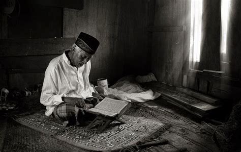 Beriman kepada hari kiamat akan membuat kita menjadi lebih giat dalam beramal shalih, hal ini dikarenakan kita mempercayai bahwa sesudah mati akan ada kehidupan lagi untuk mempertanggung jawabkan perbuatan yang dilakukan di dunia ini. Pengertian Iman Kepada Hari Akhir / Tanda-tanda / Manfaat ...