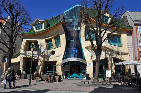 Eine seite des gebäudes steht auf der stadtmauer, die andere auf pfählen, woher die absenkung rührt. Das schiefe Haus von Sopot bei Danzig Foto & Bild ...