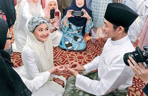 Menyanyangi sesame ahli adik beradik. Adik Sharifah Amani Kahwin, Netizen Terkejut Lihat Wajah ...