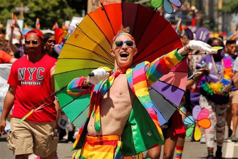 Nós, do sweek, celebramos a diversidade e todas as formas de amor! Parada do Orgulho LGBT de NY é cancelada - Para Mocinhos