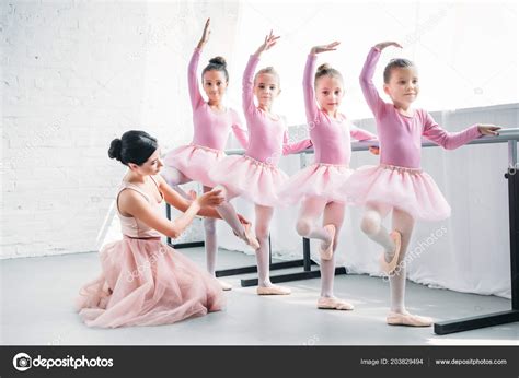 Incrivel pouso com um jumbo 747, enquanto meninas bonitos estão dançando! Jonge Vrouw Schattige Kinderen Dansen Balletschool Onderwijs — Stockfoto © VitalikRadko #203829494