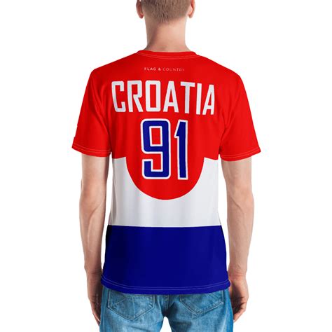 The croatian flag is a horizontal tricolour with in the center an emblem. Croatia Flag Men's T-shirt - Flag and Country