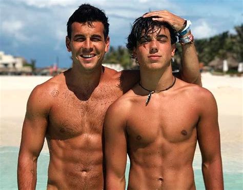 El actor mario casas se encuentra radiante de felicidad. Mario Casas desnudo con sus hermanos en el Caribe | CromosomaX