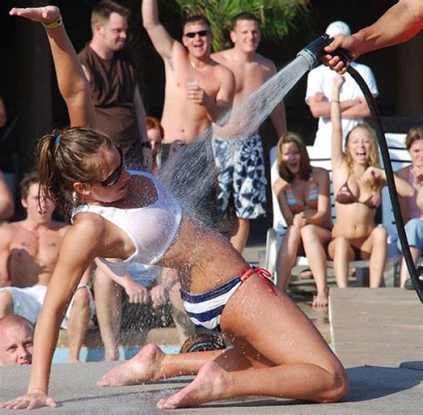 Play 5 skill games and 2 matches using spring energy to earn neighbourhood points and watering cans. Bikini Girls at Daytona 500 (97 pics)