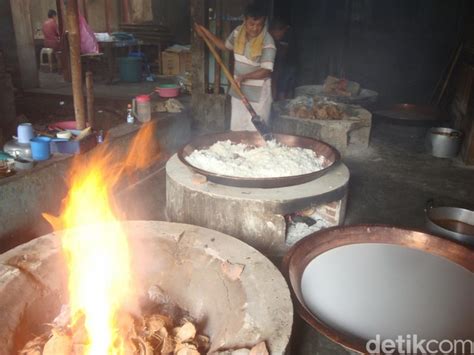 75 g tepung beras 25 g tapioca starch garam santan 700 ml air. Jelang Lebaran, Jenang Lengket Purwokerto Banyak Dicari Orang