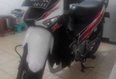Osram led t19 3 lampu putih lampu kolong depan : Modifikasi Motor Supra X125R Warna Hitam Putih - Aksesori Body Motor Stiker Striping Honda Supra ...