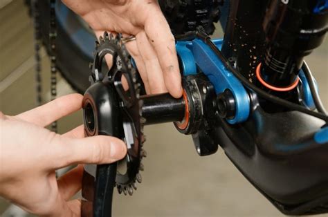 It happens when either of the pedals are in the upwards position, even if the noise/vibration occurs on the downwards stroke of each pedal, then the problem is very likely in the bottom bracket. Los ruidos más comunes de tu mountain bike
