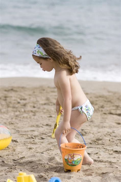 Culetín niña perforado con tonos vivos. Bañadores y complementos para niña con descuento ¡Aprovecha!