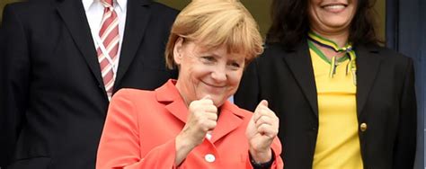 Merkel und löw hatten die chance, in würde abzutreten. Merkel jubelt! So süß feiert sie unsere DFB-Jungs ...