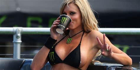 Para reducir costes a mitad de carrera se neutralizaba y los equipos podían cambiar ruedas, repostar y reajustar después de cinco temporadas con el mismo reglamento, nascar cambió las normas para que las camionetas pudieran correr en los grandes. Chicas del asfalto: El lado más bello del automovilismo ...