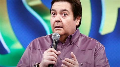 Célebre por apresentar o programa de auditório domingão do faustão, da rede globo, desde 1989. Cortes na Globo afetam programa do Faustão; saiba detalhes ...