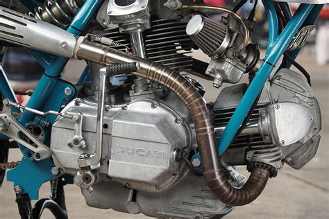 The team's focus was to keep the original 70's feel, maintaining the unique look of. Ducati Imola 860 GT par Sabotage Cycles : La brute raffinée