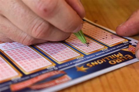 Comme chaque mardi et vendredi, l'euromillions, notre loterie nationale décidément les jackpots ne cessent d'êtres remportés, et ce sont ce soir 15 millions d'euros qui nous sont proposés au rang 1 de ce nouveau tirage euromillion. Résultat de l'Euromillions (FDJ) : le tirage du vendredi ...