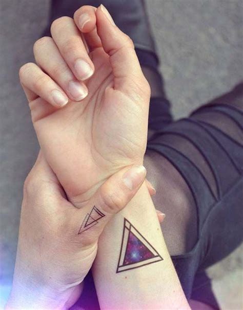 Tek karakterlere ek olarak, birçok kız bileklerinde küçük dövmeler yapıyor. geometrik bilek dövmeleri tumblr geometric wrist tattoos 2 ...