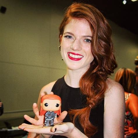 Official facebook fan page for british actor rose leslie. Rose Leslie with Ygritte doll at Comic Con 2014 ♥ - Erika ...