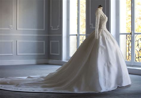 Made to order, fast shipping, your dream, your day, your dress! Savoir-faire: Angelababy's Wedding Dress | DIORMAG