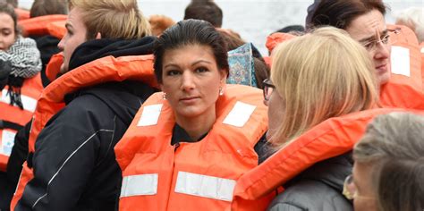 Ihre heißen kurven braucht barbara schöneberger definitiv nicht zu verstecken. Wagenknecht und Sinn auf dem Podium: Vergiftetes Lob - taz.de