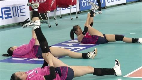 왜 유독 여자 배구선수의 유니폼만 스판소재로 딱 달라붙는 옷인지. '더 짧게, 더 타이트' 여자 유니폼…시민들의 생각은? | JTBC 뉴스