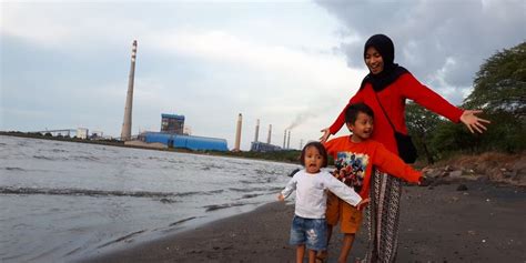 Rute jalan menuju pantai bandealit kalau kamu berangkat dari pusat kota kota jember harus mengambil arah ke selatan dengan melewati mangli kemudian lurus saja ke arah selatan maka akan menemukan kecamatan ambulu. Gambar Wanita Muslimah Di Pinggir Pantai - Gambar Barumu