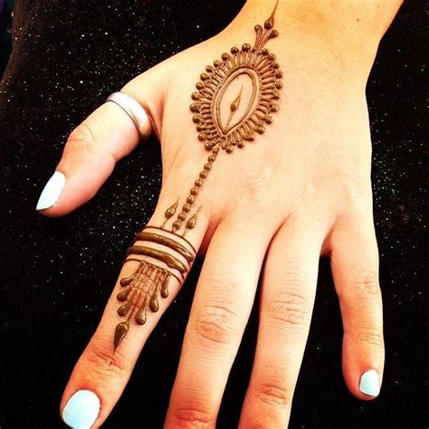 Unlike any traditional round mehndi designs, this design gives the artist a free hand to experiment with different patterns. Arabic Khafif Mehndi Design Patches - Desain Pernikahan