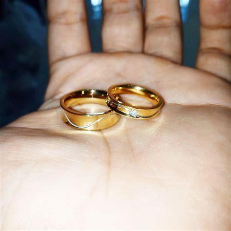 Mengapa cincin tunangan dimasukkan ke jari manis ditangan kiri dan bukan dijari yang lain? Menakjubkan 26+ Gambar Cincin Satu Pasang - Richa Gambar