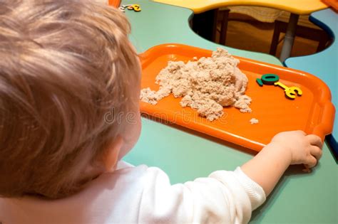 Baby romper met gekleurde badeendjes flock eend duck. Scherzt Die Baby ` S Blaue Schulsich Entwickelnde Lektion, Die Auf Einem Stuhl Sitzt Und Legt ...