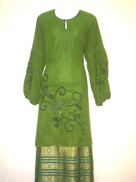 Video ini memfokuskan tentang pakaian tradisional melayu: De'MANja Boutique: Baju Kurung Dewasa