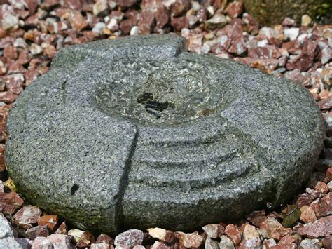 Sie bestehen aus natürlichen steinkörnern, die mit kunststoff verbunden sind. Quellsteine - Natursteine für den Garten | Ihr Steinbruch ...