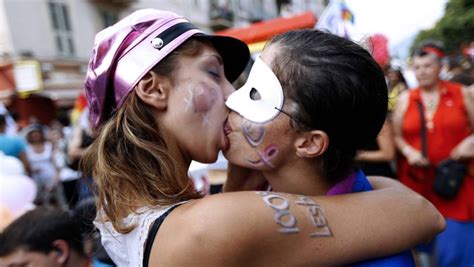 Contactos chica bisexual trio en a coruña. Meninas comemoram com beijo na boca passeata pelo orgulho ...
