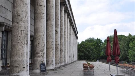 Despojada posteriormente de toda connotación nacionalista, la reconvertida haus der kunst (en español, casa del arte) ha venido albergado exposiciones de arte contemporáneo durante las últimas. Filmlocations Bayern | Motivsuche | Haus der Kunst München