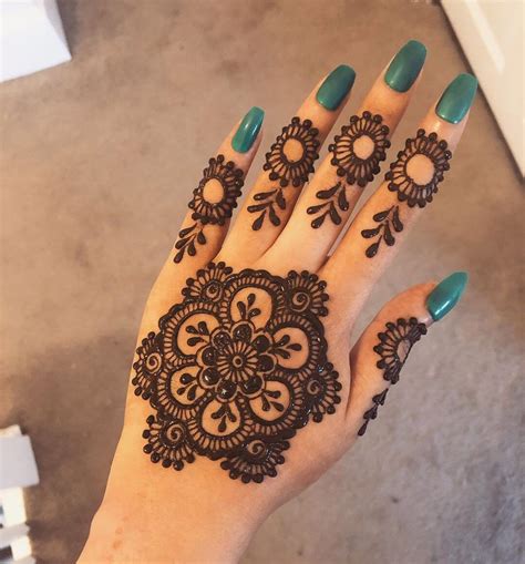 Mehndi is being adopted rapidly in the western countries as an alternative to permanent tattoos. Gol Tikki Mehndi Designs For Back Hand Images / Easy Back ...