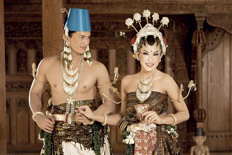 Paes sanggul sasak yogya / 12 inspirasi mahkota adat pernikahan tradisional indonesia, elega. Paes Sanggul Sasak Yogya - Ragam Rias Pengantin Gaya ...