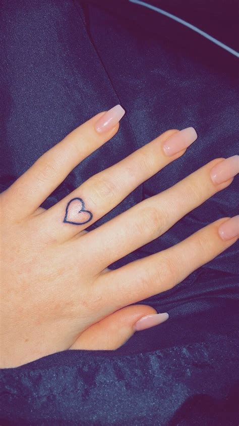 Lovely little arrow with cross tattoo on fingers. wedding band ring finger heart tattoo | Tatuagem de ...