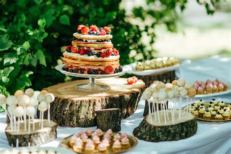 Unsere Naked Cake Hochzeitstorte vor dem Hühnerstall ...