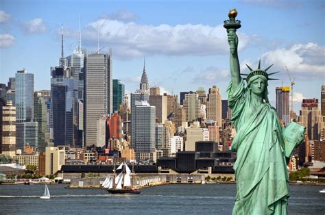 Nakładem wydawnictwa demart ukazała się właśnie publikacja nowy ład stalina. 130 lat temu Statua Wolności przypłynęła do Nowego Jorku | Zwierciadlo.pl